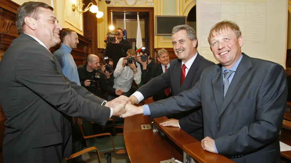 Petnajst let po tem, ko si je ljubljanski župan Zoran Janković segel v roke z novopečenima zasebnima partnerjema pri projektu Stožice, so si Jankovića ter nekdanja direktorja Grepa Zlatko Sraka (na sredini) in Uro&scaron; Ogrin (desno) lahko ponovno čestitali, saj jih je prvostopenjsko sodi&scaron;če oprostilo očitkov kaznivih dejanj, povezanih s Stožicami.