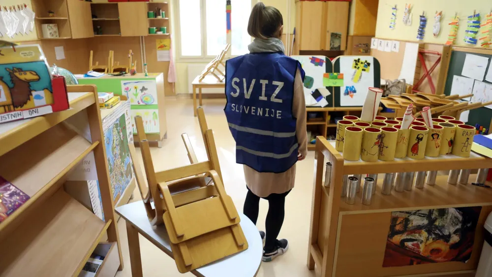 Na ljubljanski občini &scaron;e vedno upajo, da bo država poravnala del dodatnih stro&scaron;kov, ki so nastali na račun povi&scaron;anja plač pomočnicam vzgojiteljic v vrtcih. V nasprotnem primeru bo občina povi&scaron;ala cene vrtcev.