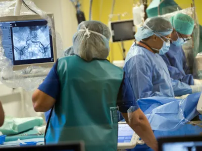 - simbolična fotografija - zdravstvo &ndash; operacija -- operacijska dvorana - implantacija novih perkutanih zaklopk- 06.09.2017 - Klinični oddelek za kardiologijo - Interna klinika UKC Ljubljana &ndash; kardiologi UKC Ljubljana izvedli prve tri implantacije samoraztegljive perkutane aortne zaklopke //FOTO: Matjaž Ru&scaron;t