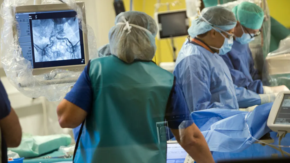 - simbolična fotografija - zdravstvo &ndash; operacija -- operacijska dvorana - implantacija novih perkutanih zaklopk- 06.09.2017 - Klinični oddelek za kardiologijo - Interna klinika UKC Ljubljana &ndash; kardiologi UKC Ljubljana izvedli prve tri implantacije samoraztegljive perkutane aortne zaklopke //FOTO: Matjaž Ru&scaron;t