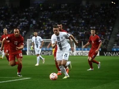 Kapetan Olimpije Timi Max El&scaron;nik (v beli majici) upa, da je z dobro predstavo proti Danski vzbudil zanimanje tujih klubov, saj si želi oditi v tujino. Želi si prestopa čim prej, da bi z novim klubom opravil tudi vse priprave.