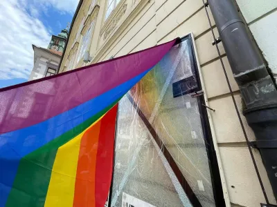 Že v noči na soboto so huligani razbili izložbo z mavrično zastavo v lokalu Pritličje