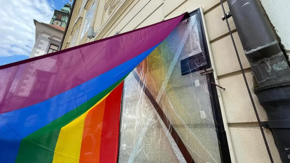 Že v noči na soboto so huligani razbili izložbo z mavrično zastavo v lokalu Pritličje