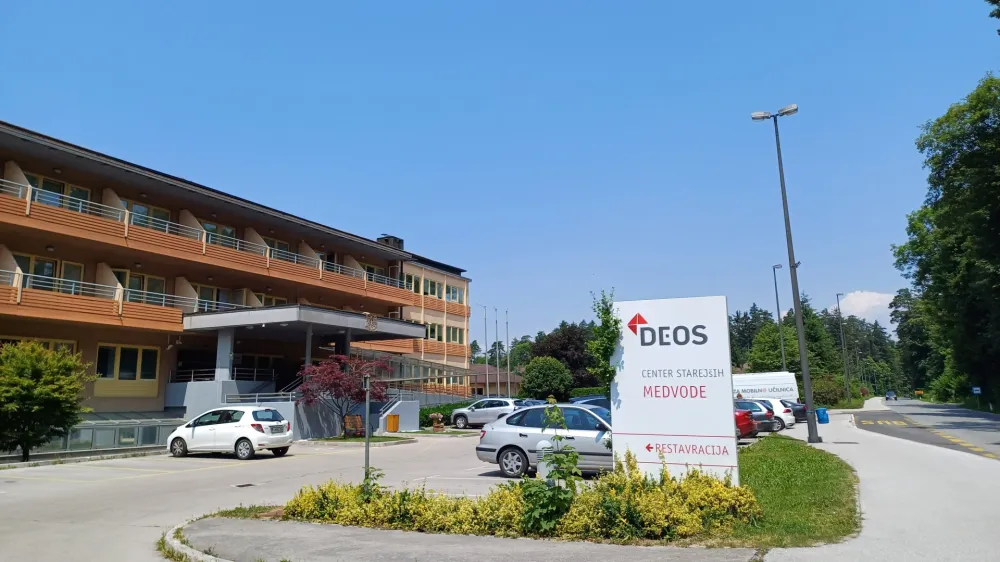 Večje parkirne izzive med delavniki opažajo tudi pred centrom starej&scaron;ih v Zbiljah.