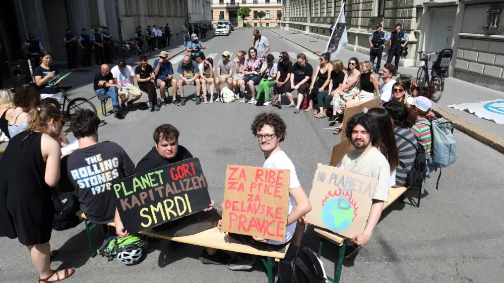 - 22.06.2023 &ndash; Mladi za podnebno pravičnost s sorodnimi aktivističnimi kolektivi in organizacijami &ndash; novinarska konferenca pred Vlado RS, kjer je ravno v tem času potekala seja, na kateri so potrjevali novi osnutek nacionalnega energetskega in podnebnega načrta//FOTO: Tomaž Skale