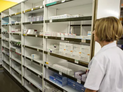 - ilustrativna fotografijazdravila, farmacevtski izdelki, krema, kreme, izdelava zdravil, mazila- Lekarna UKC Ljubljana - dan odprtih vrat - predstavili način priprave zdravil in prostore lekarne, Zalo&scaron;ka 7   //FOTO: Tomaž Zajel&scaron;nik