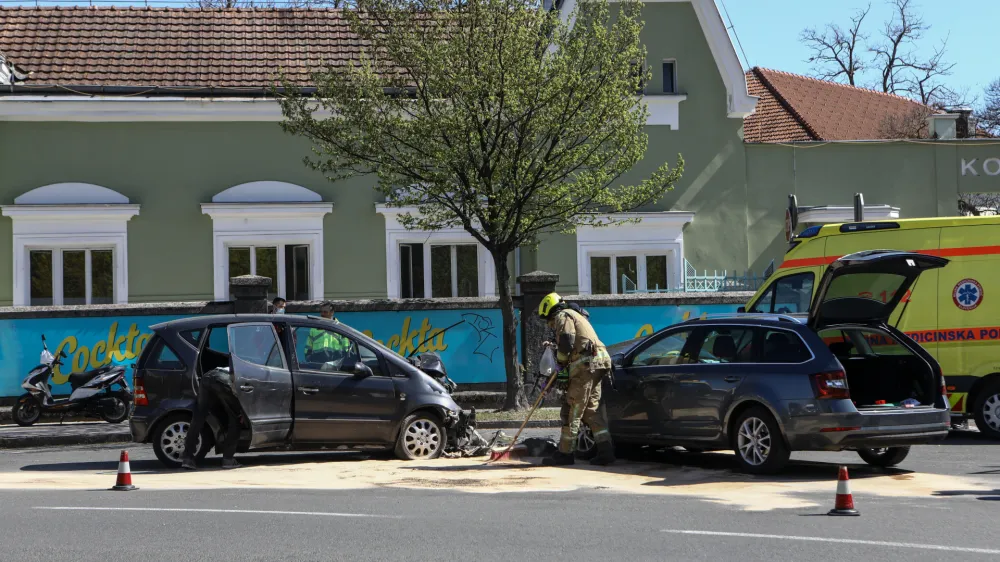 Zavarovalničarji podražitve avtomobilskih zavarovanj utemeljujejo tudi s tem, da se povečuje &scaron;tevilo delov, ki so v posameznih zavarovalnih primerih po&scaron;kodovani ali uničeni, ti deli pa so dražji, kot so bili. Tudi vozila so vse dražja, opremljena z dražjimi in težje popravljivimi materiali. Fotografija je simbolična. Foto: Luka Cjuha&nbsp;
