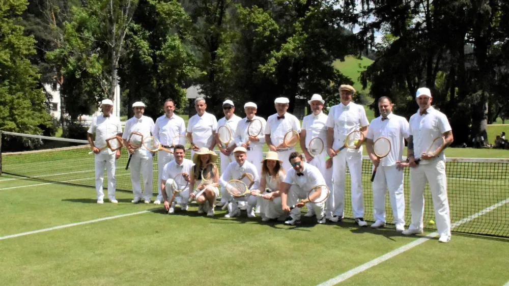 Prizor kot iz starih časov: dame, oblečene v dolgo belo krilo in bluzo, mo&scaron;ki v dolgih belih hlačah in srajci z metuljčkom. F Miha Pustavrh