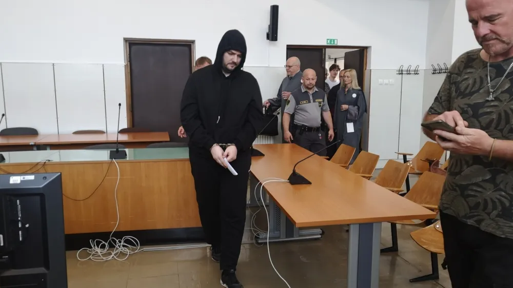 Sebastian Abramov je spet pri&scaron;el v sodno dvorano s kapuco čez glavo, ko si jo je snel, pa smo lahko videli, da je bil v tem času tudi pri frizerju. 