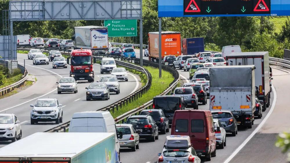 Odsek Brdo Kozarje- 11.08.2017 &ndash; ljubljanska zahodna obvoznica - zgo&scaron;čen promet - gost promet z zastoji - kolone vozil - prometni zastoj -  //FOTO: Bojan Velikonja