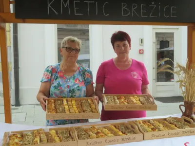 Če kruh zamesi&scaron; z dobro voljo, ve&scaron;, da bo uspel, pravi Jožica Kro&scaron;elj (desno) iz Dru&scaron;tva kmetic Brežice, ob njej Ida Urbanč.