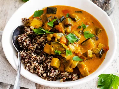 Curry z jajčevci in paradižniki na kvinoji