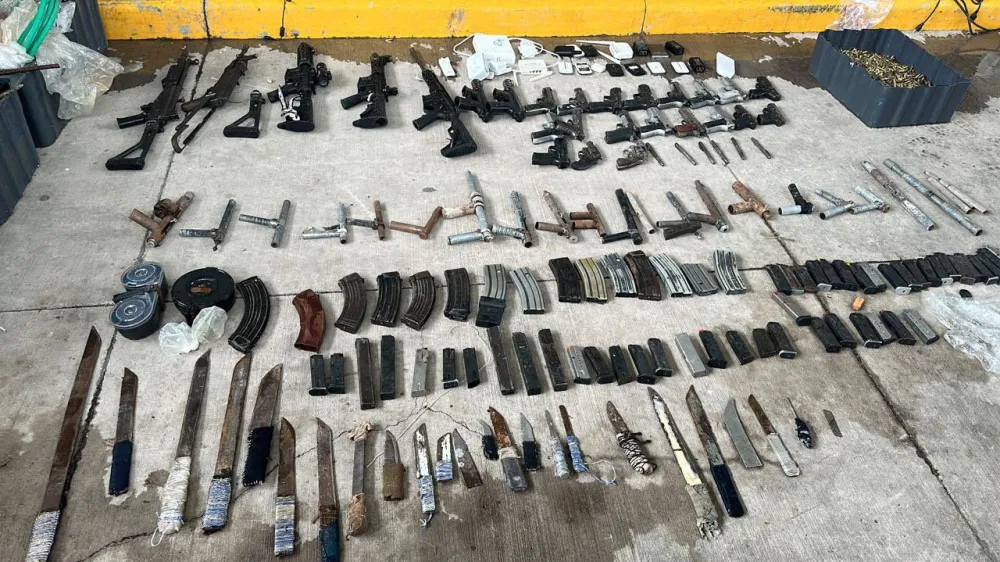 Weapons, magazines, ammunition and handmade weapons are displayed after being seized by members of the Military Police of Public Order after the Honduras Armed Forces took over the control of the prisons nationwide as part of the "Fe y Esperanza" operation, in this handout picture released on June 26, 2023. Honduras Armed Forces/Handout via REUTERS THIS IMAGE HAS BEEN SUPPLIED BY A THIRD PARTY. NO RESALES. NO ARCHIVES