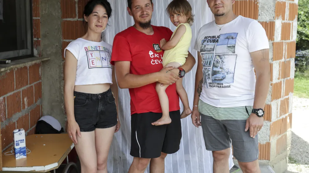 Družina Horvat je edina v naselju, ki živi v hi&scaron;i z lastno hi&scaron;no &scaron;tevilko.