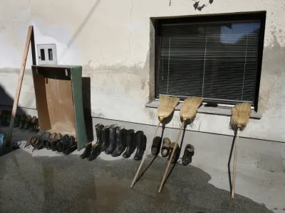 Železniki - <br>- NEURJE - POPLAVE - 18/09/2007 - opusto&scaron;ilo dele zahodne in vzhodne Slovenije - &scaron;est mrtvih -  naravna katastrofa je terjala &scaron;est življenj. V ujmi so umrli trije prebivalci Železnikov, v Cerkljah na Gorenjskem je med odpravljanjem posledic neurja umrl prostovoljni gasilec, v Podgorju pri Letu&scaron;u pa sta dve osebi umrli v hi&scaron;i, ki jo je zasul plaz. poplave - plazovi - obilne padavine - močno deževje - Foto Luka CjuhaOPOMBA ZA OBJAVO V DNEVNIKU