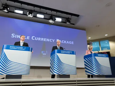 Komisarji Valdis Dombrovskis (za trgovino), Paolo Gentiloni (za gospodarstvo) in Mairead McGuinness (za finančne storitve) so se zavzeli za uvedbo digitalnega evra kot dopolnilne valute evrski gotovini. Foto: Xavier Lejeune/evropska komisija/DPA