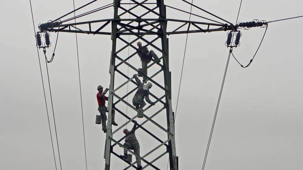 - elektrika - električni daljnovod - električna napetost - visokonapetostni vod - sevanje - elektrifikacija - delavci - delo na vi&scaron;ini - vzdrževalna dela - vzdrževanje daljnovoda -  //FOTO: Tomaž Skale