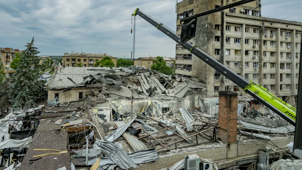 28 June 2023, Ukraine, Kramatorsk: Buildings destroyed after Russian missile attack. At least eleven people were killed in the Russian missile attack on a popular pub in the eastern Ukrainian city of Kramatorsk. Photo: Celestino Arce Lavin/ZUMA Press Wire/dpa