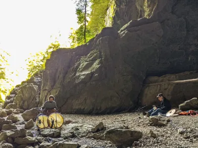 Živi mostovi je glasbeni projekt dveh zvočnih raziskovalcev &ndash; slovenskega Sama Kutina in francoskega Pascala Battusa.&nbsp;