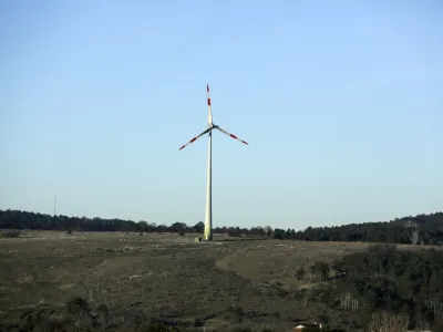 - prva elektrarna na veter v Sloveniji - električna energija - energetika - vetrnica     - 4.12.2013 - Vetrna elektrarna Dolenja vas na Gri&scaron;kem polju pri Dolenji vasi, blizu Senožeč v občini Divača je prva velika vetrna elektrarna v Sloveniji - proizvaja električno energijo za 1.100 gospodinjstev - njena moč je 2,2 MW (megavata). Elektrarna je visoka približno 100 metrov, skupaj s temelji pa tehta več kot 1.500 ton.     //FOTO: Jaka Gasar