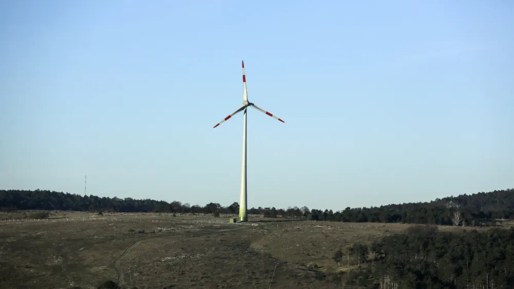 - prva elektrarna na veter v Sloveniji - električna energija - energetika - vetrnica     - 4.12.2013 - Vetrna elektrarna Dolenja vas na Gri&scaron;kem polju pri Dolenji vasi, blizu Senožeč v občini Divača je prva velika vetrna elektrarna v Sloveniji - proizvaja električno energijo za 1.100 gospodinjstev - njena moč je 2,2 MW (megavata). Elektrarna je visoka približno 100 metrov, skupaj s temelji pa tehta več kot 1.500 ton.     //FOTO: Jaka Gasar