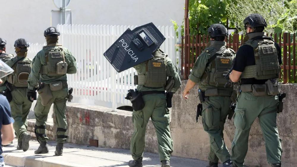 29.06.2023., Trogir - Policija traga za muskarcem koji je oko 12:15 sati u Trogiru, u Ulici A. Stepinca pucao u glavu drugom muskarcu. Ranjeni muskarac s teskim je ozljedama prevezen u splitsku bolnicu. Photo: Ivana Ivanovic/PIXSELL