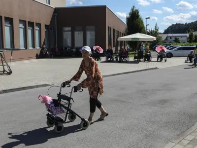 simbolična fotografija - starej&scaron;i - starostniki - upokojenci<br><br><br> - 14.07.2020 &ndash; DEOS Center starej&scaron;ih Notranje Gorice - zasebni socialnovarstveni zavod &ndash; dom starostnikov  //FOTO: Luka Cjuha.