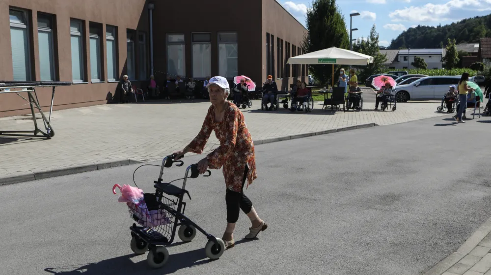 simbolična fotografija - starej&scaron;i - starostniki - upokojenci<br><br><br> - 14.07.2020 &ndash; DEOS Center starej&scaron;ih Notranje Gorice - zasebni socialnovarstveni zavod &ndash; dom starostnikov  //FOTO: Luka Cjuha.