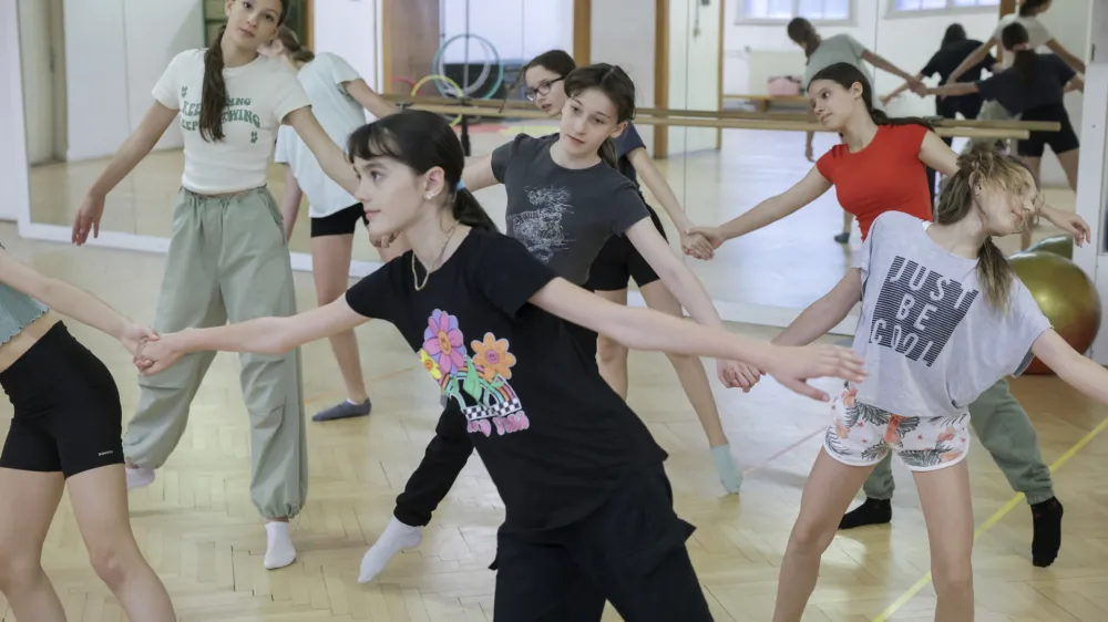 Plesne delavnice so letos privabile kar 150 plesalcev in plesalk.&nbsp;