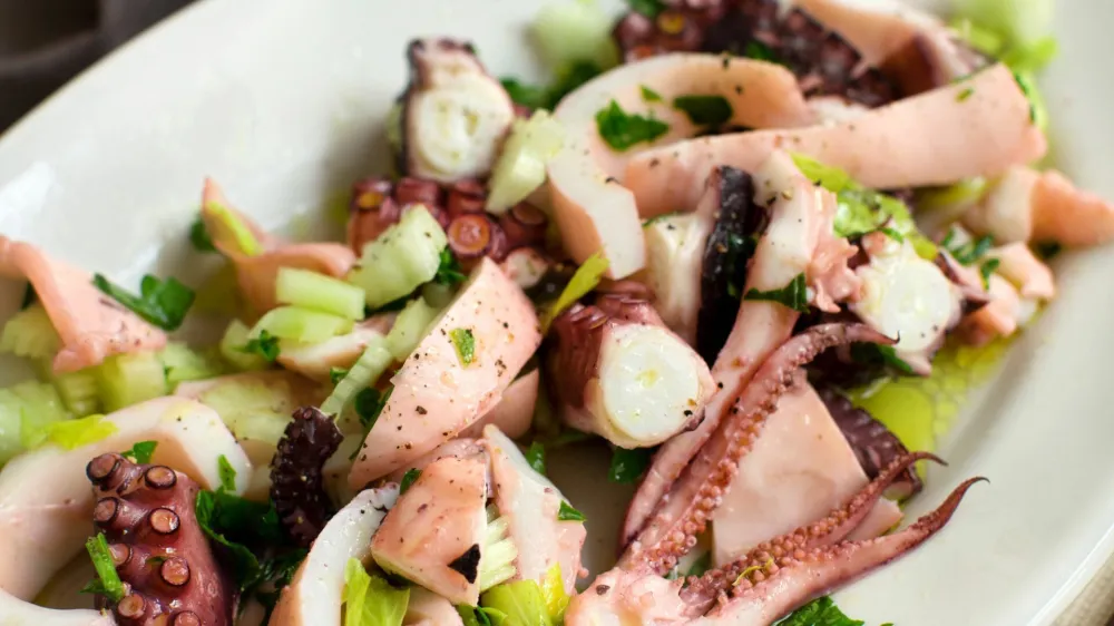 Hobotnica v solati je v resnici &scaron;e bolj&scaron;a, kot je videti na tej fotografiji.&nbsp;