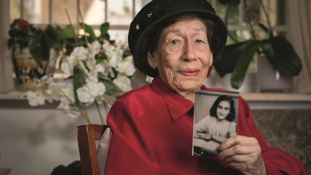 Hannah Rick-Goslar drži fotografijo Ane Frank, prijateljice iz otro&scaron;tva, leta 2022.