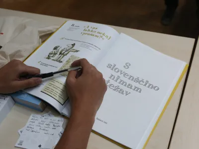 - simbolična fotografija - slovenski jezik - sloven&scaron;čina<br><br><br>- 03.07.2019 &ndash; Filozofska fakulteta v Ljubljani - 38. Poletna &scaron;ola slovenskega jezika 2019 - delovni zvezek - simbolična fotografija - sloven&scaron;čina //FOTO: Luka Cjuha.