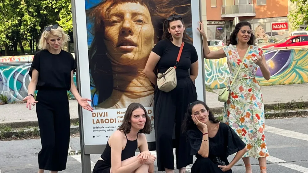 Umetnice, ki sodelujejo na razstavi Divji labodi: Nevidne močne ženske, skozi svoje avtorske projekte obravnavajo žensko bistvo onkraj ustaljenih konvencij.
