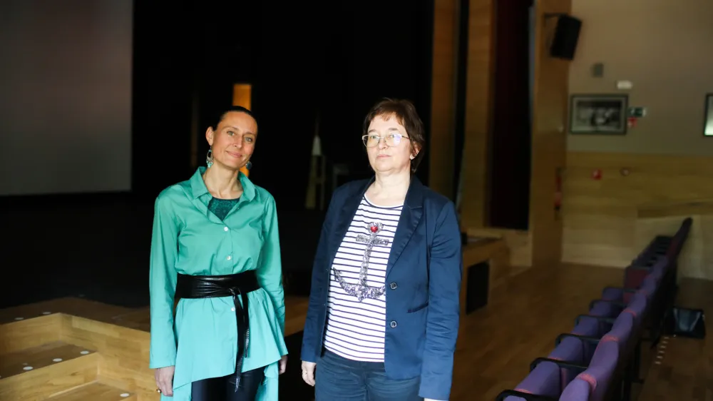 Podžupanja Zuhra Jovanovič je na Občini Ig zadolžena za družbene in kulturne dejavnosti, Polona Skledar pa je na občini vodila projekt gradnje doma kulture (z leve).&nbsp;