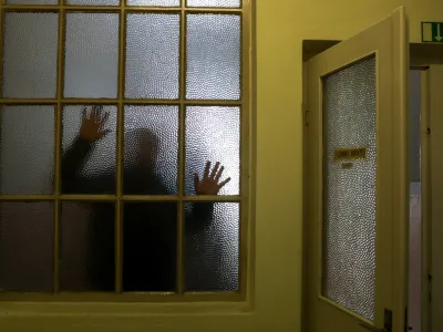 simbolična fotografija - senca- depresija - du&scaron;evno zdravje - samota - osamljenost - izhod - - 24.02.2020 &ndash; //FOTO: Luka Cjuha.