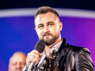 Matija Cvek je prejel nagrado za največkrat predvajano hrva&scaron;ko pesem leta 2022 Treba&scaron; li me, ki jo je odpel z Eni Juri&scaron;ić. 