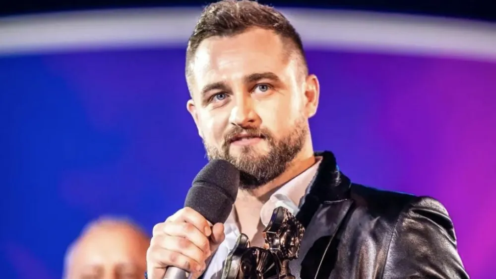 Matija Cvek je prejel nagrado za največkrat predvajano hrva&scaron;ko pesem leta 2022 Treba&scaron; li me, ki jo je odpel z Eni Juri&scaron;ić. 