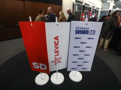 - simbolična fotografija - namizne zastavice - koalicija Gibanje svoboda, Levica, Socialni demokrati -<br><br><br>- 27.11.2022 &ndash; Referendumi 2022 &ndash; glasovanje o treh zakonodajnih referendumih, in sicer o&nbsp;noveli Zakona o vladi, noveli Zakona o dolgotrajni oskrbi in noveli Zakona o Radioteleviziji Slovenija&nbsp;<br><br>&nbsp;<br><br>//FOTO: Luka Cjuha