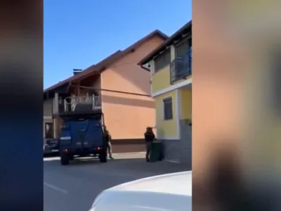 V torek popoldne so tako vstopili v hi&scaron;o v Grosupljem. Najprej so omejili gibanje &scaron;estim ljudem, nato pa locirali osumljenca, ki se je zabarikadiral v sobo. Ko so specialci vdrli vanjo, je v njih usmeril orožje.&nbsp;