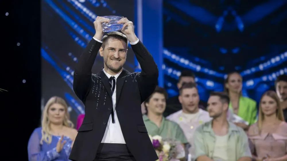 Zmagovalec 42. festivala Melodije morja in sonca v Avditoriju Portorož, ki so potekale v soboto, je postal Gregor Ravnik. F Ale&scaron; Rosa