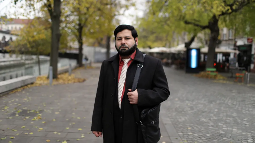 Sirskemu prosilcu za azil Mohamedu Alzoubiju MNZ in SOVA očitata delovanje proti načelom Združenih narodov. Kaj konkretno naj bi zagre&scaron;il, pa Sirec ne sme izvedeti.