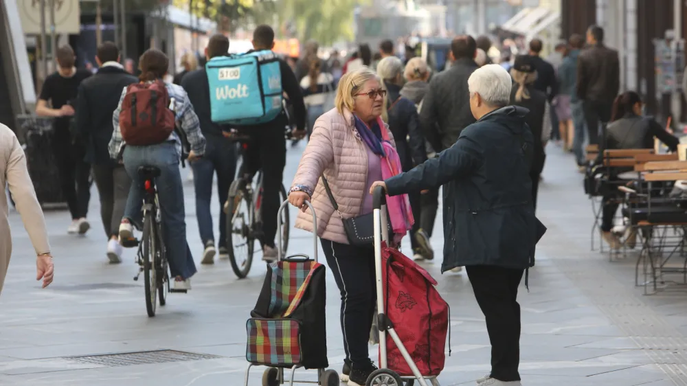  05.10.2022 - simbolična fotografija - starostniki - upokojenci - starej&scaron;i me&scaron;čani //FOTO: Tomaž Skale 