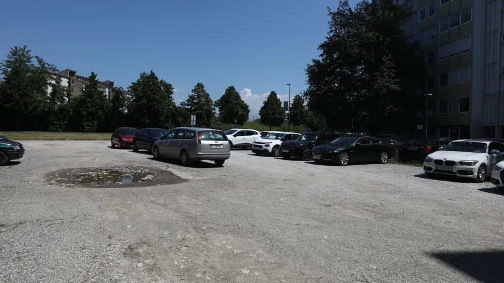 8.7.2023 - nasilna smrt v Ljubljani - Linhartova cesta - Na območju Policijske postaje Ljubljana Moste je v petek zvečer oseba z ostrim predmetom porezala drugo osebo, ki je kljub hitri zdravni&scaron;ki pomoči nekaj ur po dogodku umrlaFOTO: Luka Cjuha