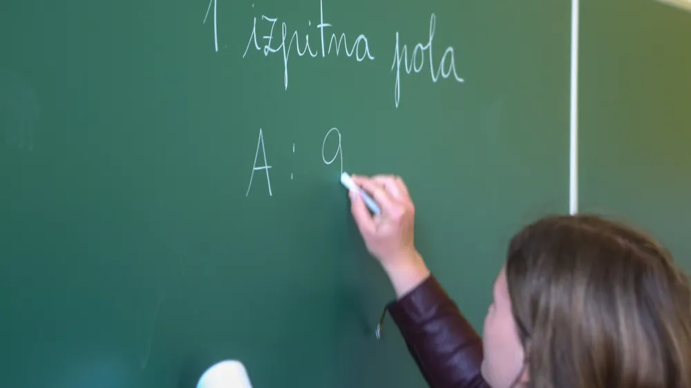 Gimnazija Ledina - razred, učilnica, pisanje izpita iz Ange&scaron;kega jezika - &scaron;olska tabla - učiteljica -,   - 30.05.2015 - Matura -- Spomladanski izpitni rok mature - pisni izpit Angle&scaron;čina - &scaron;olstvo - dijaki - izobraževanje  //FOTO: Bojan Velikonja