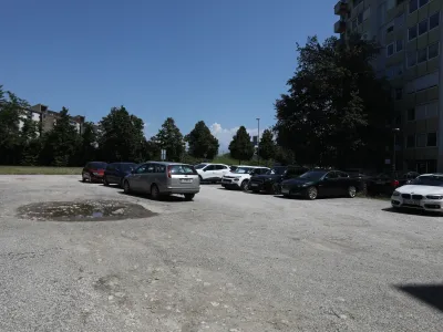 8.7.2023 - nasilna smrt v Ljubljani - Linhartova cesta - Na območju Policijske postaje Ljubljana Moste je v petek zvečer oseba z ostrim predmetom porezala drugo osebo, ki je kljub hitri zdravni&scaron;ki pomoči nekaj ur po dogodku umrlaFOTO: Luka Cjuha