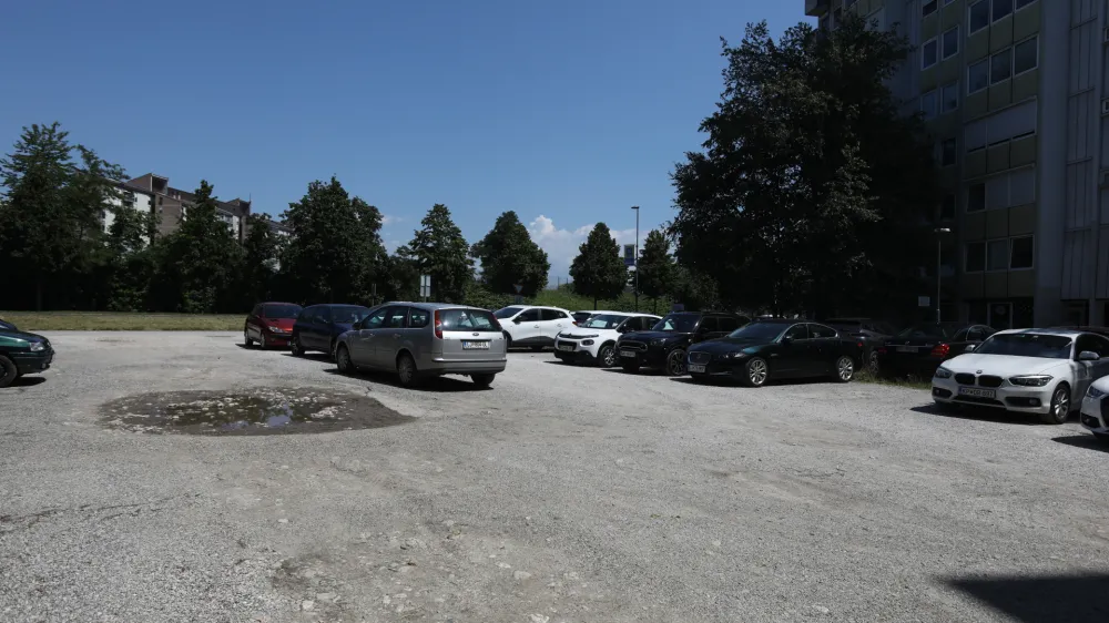 8.7.2023 - nasilna smrt v Ljubljani - Linhartova cesta - Na območju Policijske postaje Ljubljana Moste je v petek zvečer oseba z ostrim predmetom porezala drugo osebo, ki je kljub hitri zdravni&scaron;ki pomoči nekaj ur po dogodku umrlaFOTO: Luka Cjuha