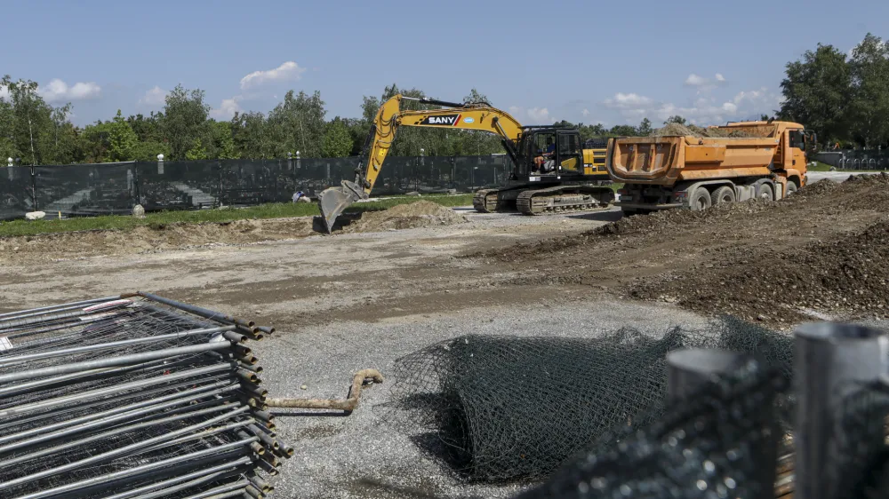 Mestna občina Ljubljana pokopali&scaron;če Žale &scaron;iri na območju, kjer je bilo &scaron;e pred nekaj meseci makadamsko parkiri&scaron;če.