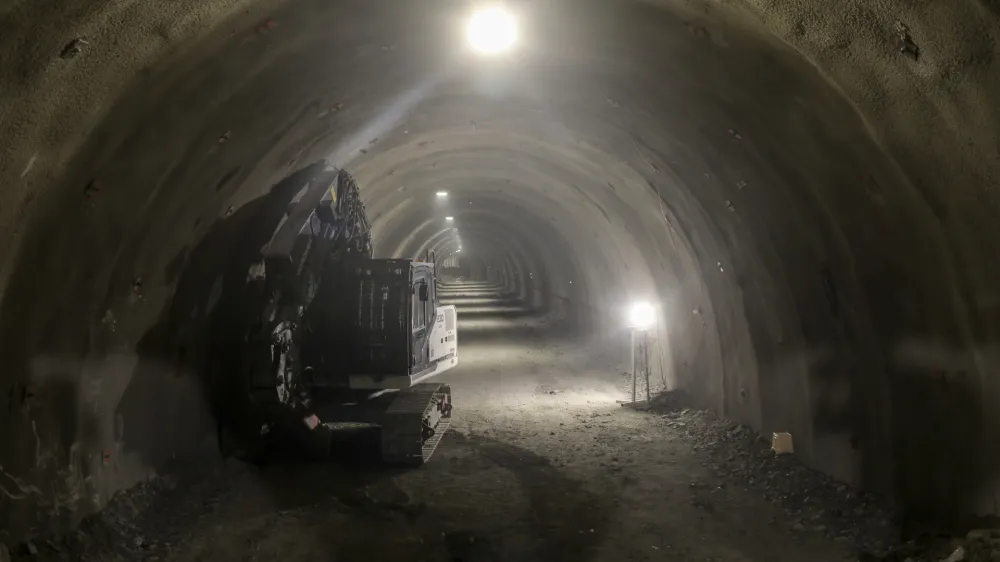 - 13.06.2022 - slavnostni dogodek preboja prvega predora Mlinarji ob gradnji drugega tira železni&scaron;ke proge Divača-Koper, govorniki bodo predsednik uprave 2TDK Pavle Hevka, minister za infrastrukturo Bojan Kumer, tur&scaron;ki minister za promet in infrastrukturo Adil Karaismailoglu, direktor družbe Kolektor CPG Kristjan Mugerli ter predsednik upravnega odbora Yapi Merkezi Basar Arioglu; pred predorom Mlinarji, ČRNI KAL //FOTO: Jaka Gasar