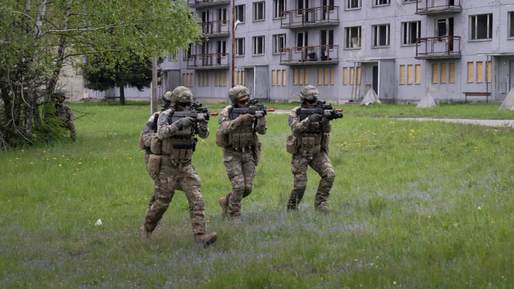 Slovenski vojaki v nekdanjem opori&scaron;ču sovjetske vojske na Slova&scaron;kem, ki danes služi kot Natovo opori&scaron;če blizu meje z Ukrajino. 