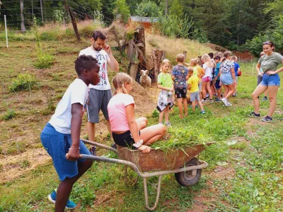 &raquo;Na kmetiji je lepo&nbsp;...&laquo; so si otroci razposajeno prepevali med ogledom posestva in različnimi kmečkimi opravili.